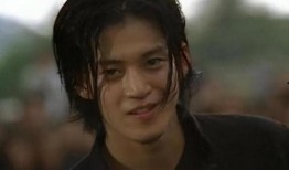 谁爆料了小栗旬视频,幕后爆料者身份引热议